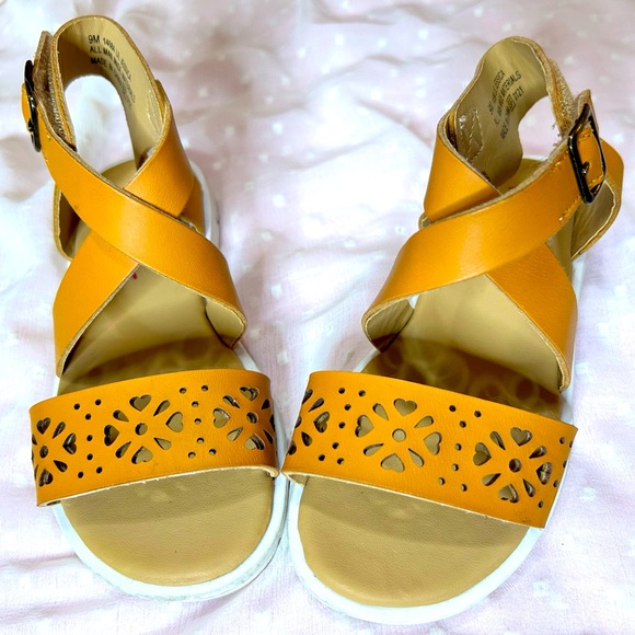 Little Girls Basic Sandal - Picture 1 of 2